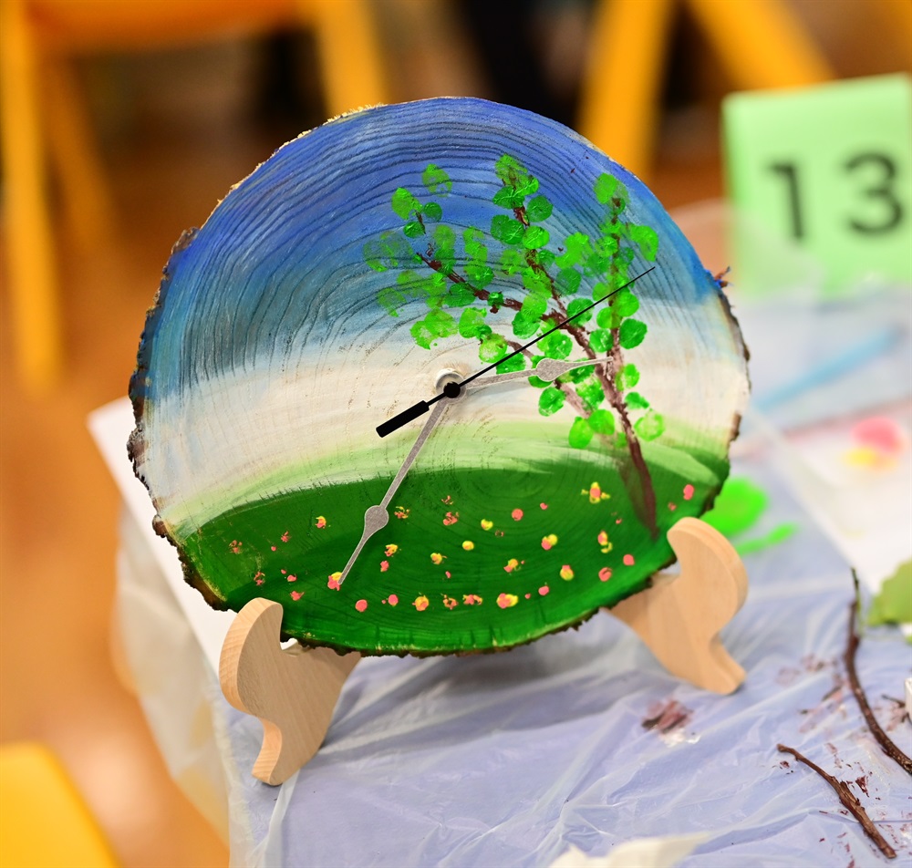 北拓展處聯同金錢村何東學校合作舉辦「樹木再升級工作坊 - 環保時鐘由你造」。 活動善用了新發展區工程所收集到的園林物料製作環保時鐘，從而鼓勵升級再造，推動「樹木再生 生命升級」的理念，共同攜手賦予樹木第二生命。